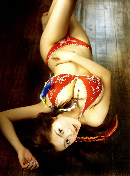 Японская красавица Ёко Мацугане в красном бикини