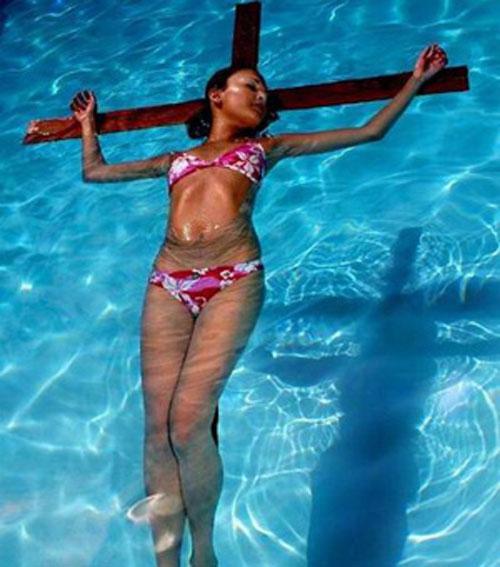 На одной из фотографий уроженка острова Реюньон, заморского региона Франции, который находится в  Индийском океане,  в бикини плавает в бассейне на деревянном кресте…