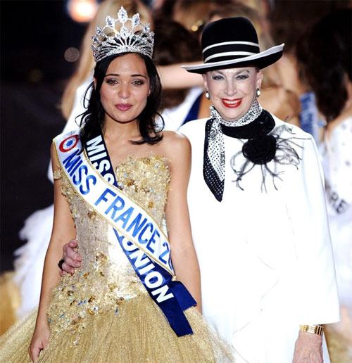 Организаторы конкурса "Мисс Франция" требуют от победительницы 2008 года Валери Бег (Valеrie Begue) вернуть корону из-за вызывающих фотографий, появившихся в  журнале Entrevue….