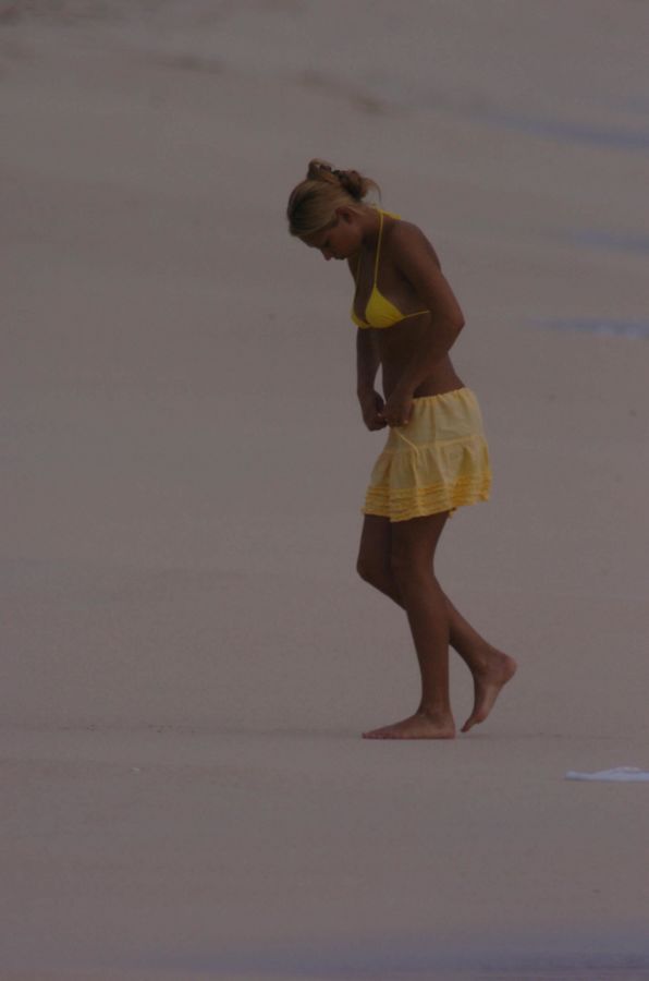 Анна Курникова в жёлтом Бикини на пляже
