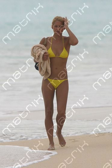 Анна Курникова в жёлтом Бикини на пляже